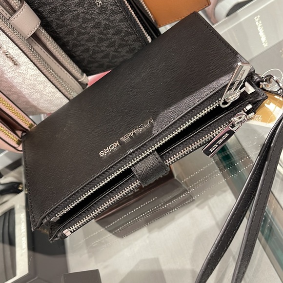 MICHAEL KORS LARGE DOUBLE ZIP WRISTLET WALLET PHONE CASE CLUTCH 
Black - Picture 8 of 16